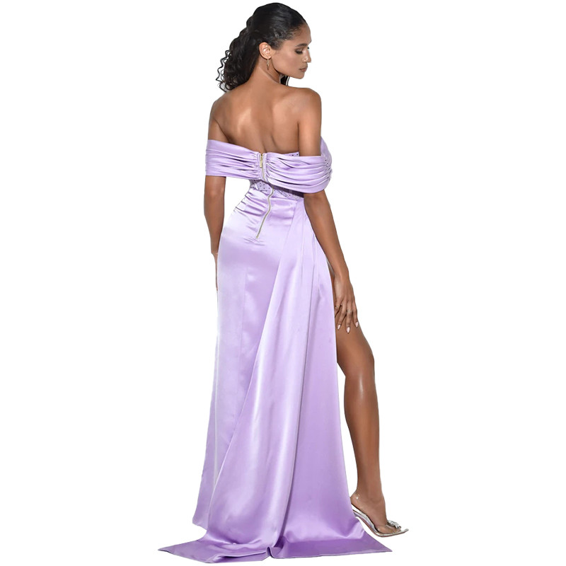 Maxi vestido de satén corsé con hombros descubiertos en morado (3)